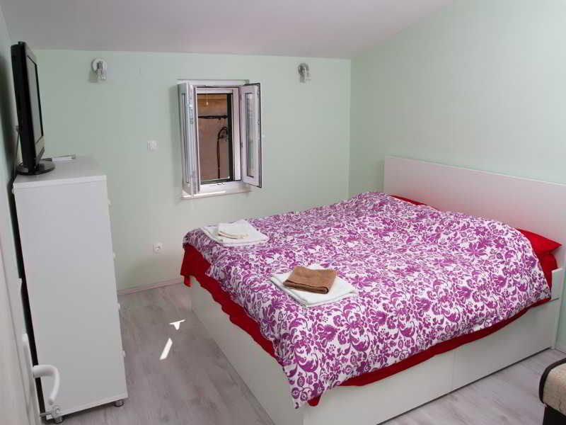 Guest house Apartments & Rooms Toni 3*